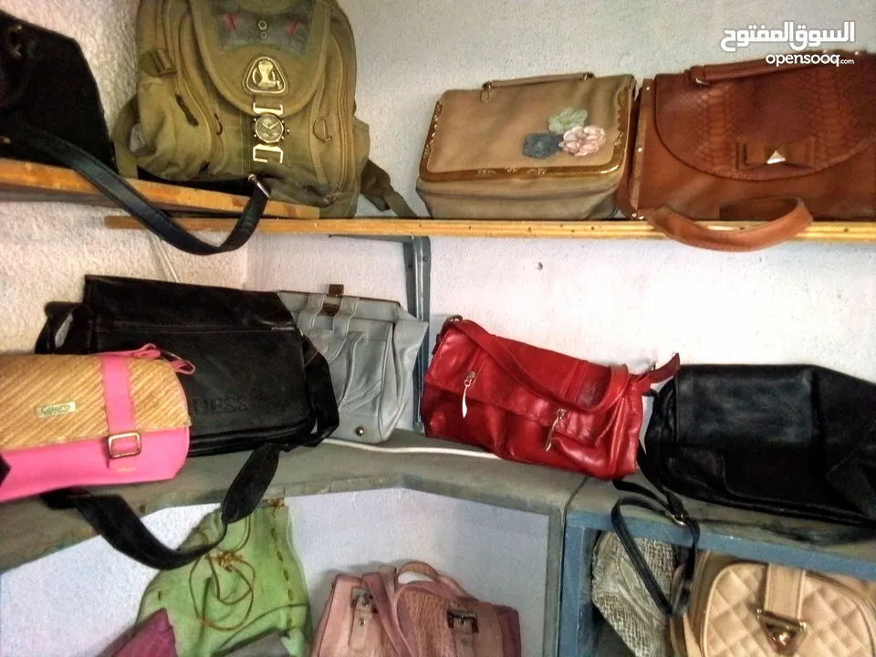 ملابس استعمال بسيط وليست بآلة وقسم منها جديده يصلح كمشروع لربة منزل أو بضاعة لمحل
