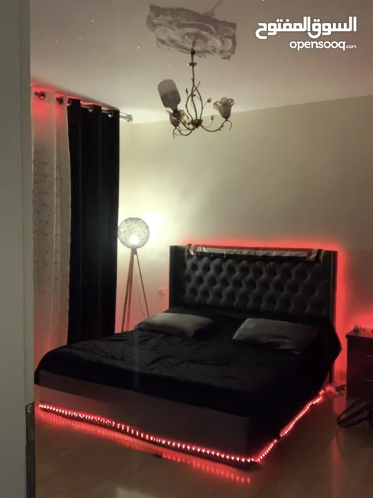 تخت/ سرير مجوز بحاله ممتازه مع فرشه