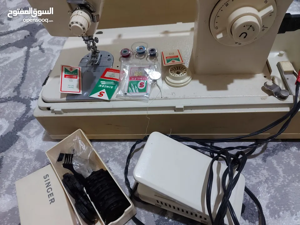 ماكنه خياطه سنجر مستعمله + طاولة كوي كبيره الحجم