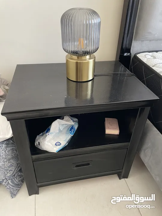 تخت مع طاولات جانبية و فرشة