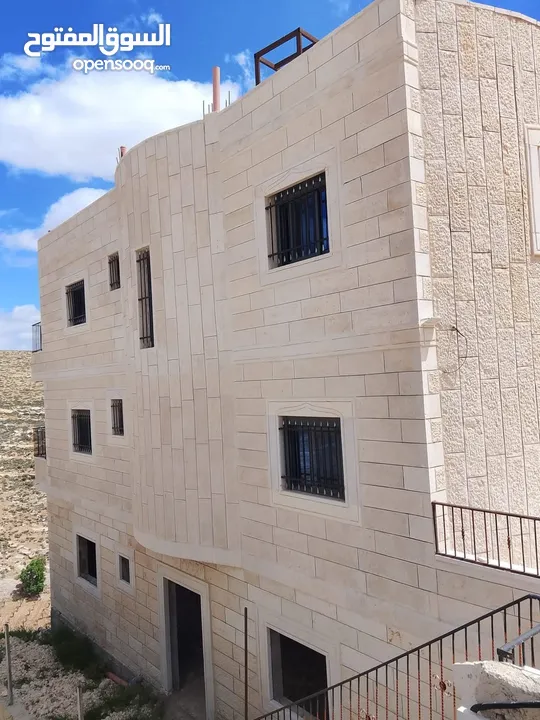 منزل 3 طبقات جاهز للسكن مع قطعة أرض للبيع في بيت لحم