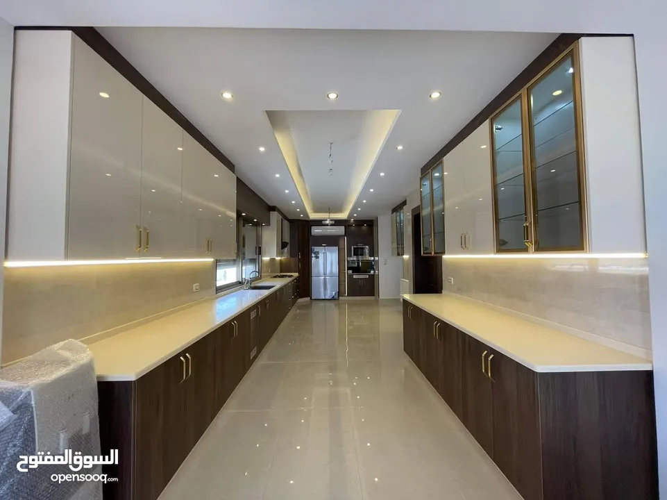 شقة طابقية (سكن خاص) للبيع بإطلالة (بانارومية) وجميلة جداً على السيتي مول وحدائق الحسين وقرب مكة مول