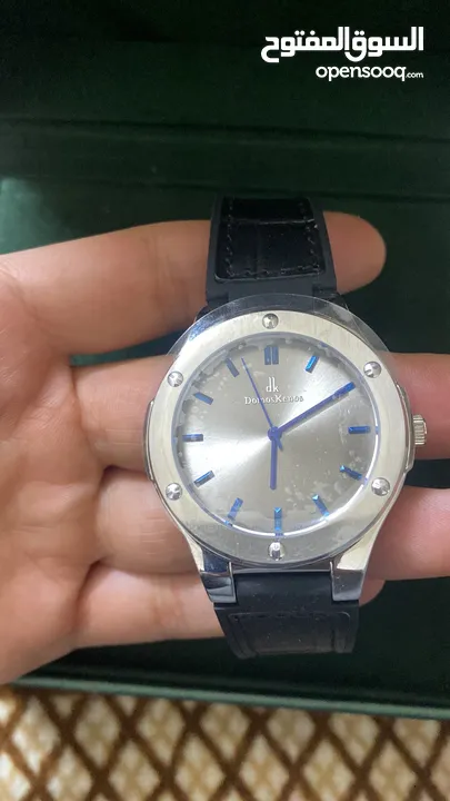 12  ساعه  منهم 4كوبي و 8 اصلي  2 جداد  6 مستعمل   كامل