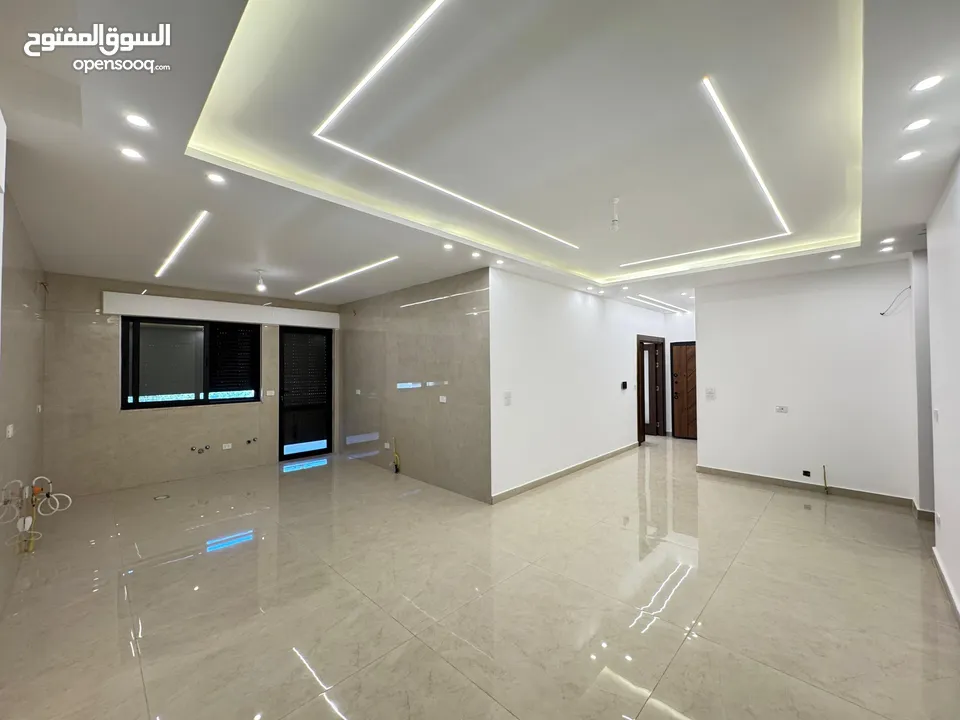 شقة لقطة للبيع طابق ارضي مع حديقة شارع المطار النخيل  شقة مساحة 185م وترس خارجي 220 م وكراج مستقل