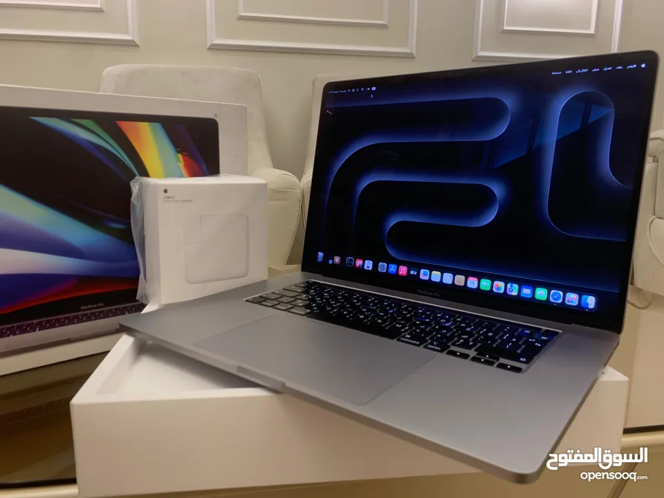 شاشة كبيرة جدا Macbook pro 16 inch  (شبه جديد مع كرتونة) شاحن جديد من ابل ومكفول بسعر مغري جدا