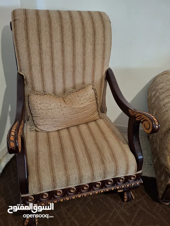 طقم كنب بحالة جيدة للبيع