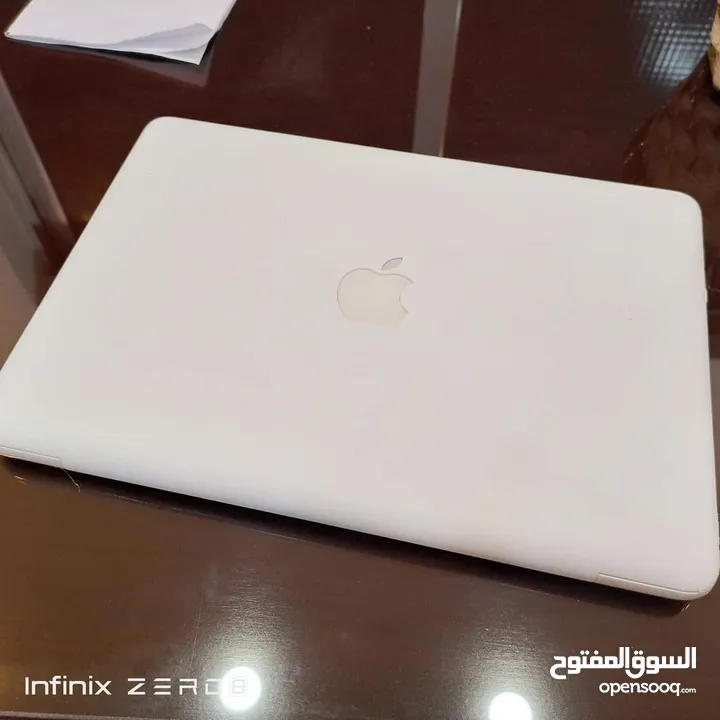 جهاز MacBook apple