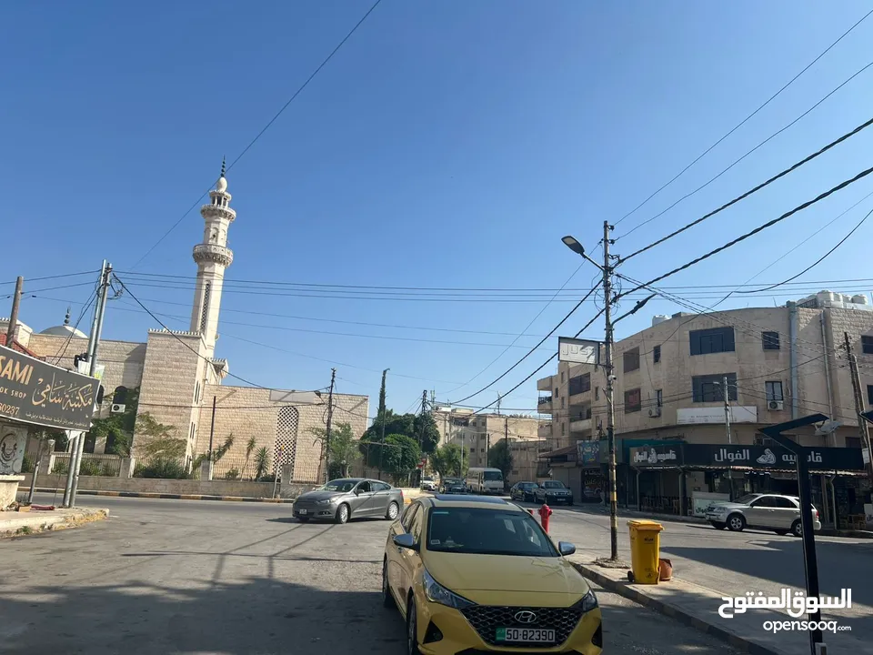 مجمع تجاري في وسط إربد عبارة عن محلات وشقق مع تسوية