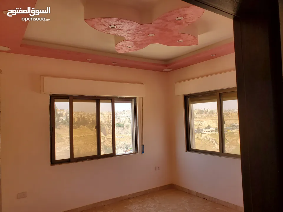 شقة قي جبل الزهور مأهولة بحي حديث مطلة وجاهزة للسكن لم تسكن من قبل