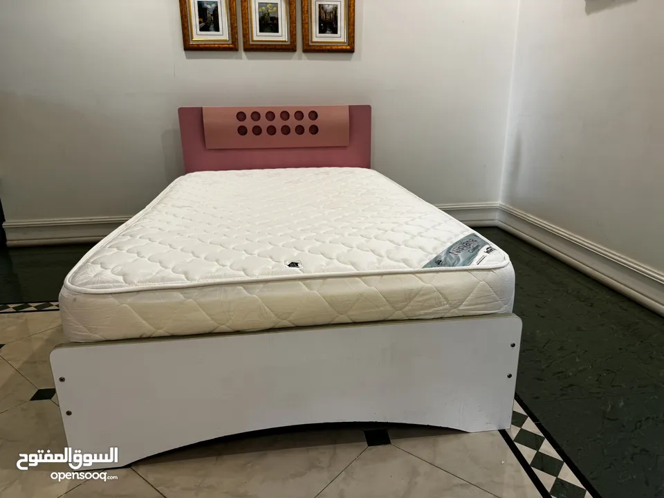 Large single Bed+Drawers+Desk+Bedside Table سرير مفرد كبير + أدراج + مكتب + طاولة بجانب السرير