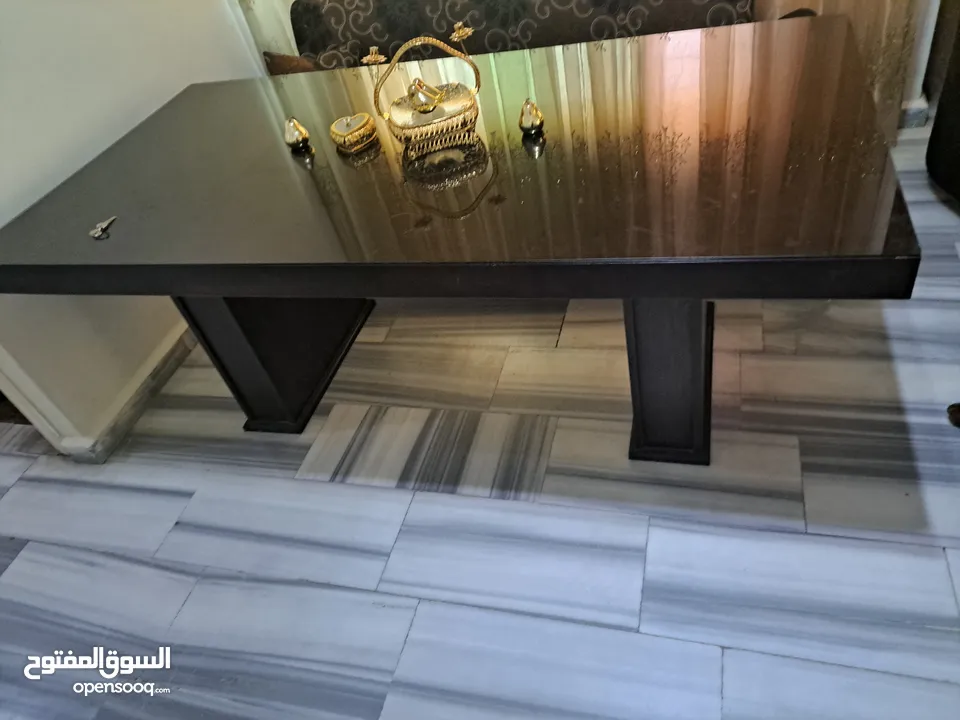 طاولة سفرة بدون كراسي عليها وجة قزاز للبيع بحالة شبة جديدة البيع الطاولة ثقيله تفصيل بسبب الرحيل