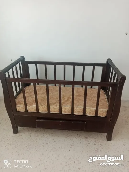 سرير بيبي مستعمل بحال الوكاله