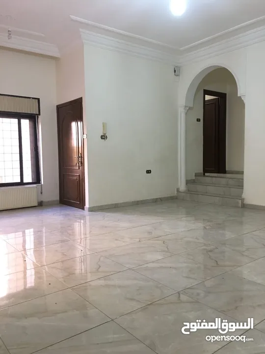 شبه فيلا فارغة للايجار