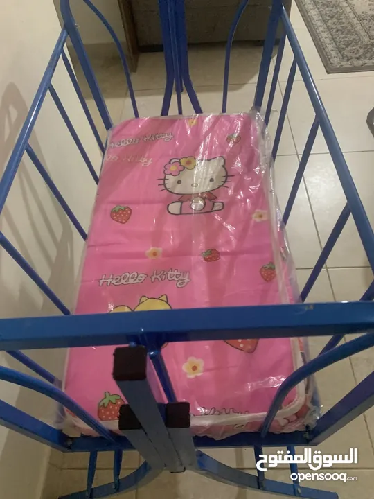 سرير اطفال مع فرشة ( استخدام بسيط جدا حوالي شهرين)