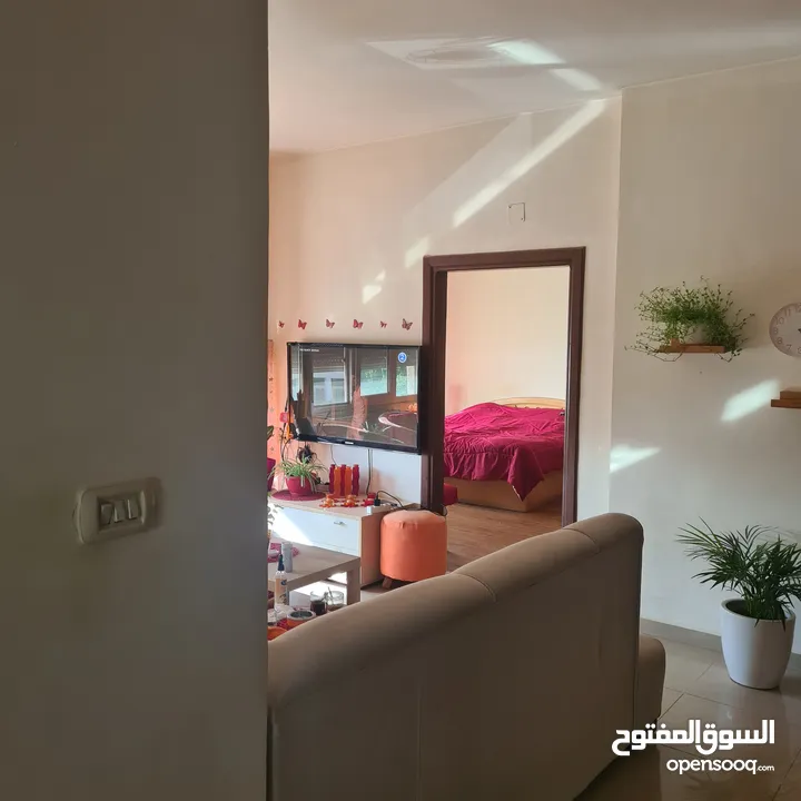 شقة في عمارة عائلية للبيع في إسكان الضباط مرج الحمام. شارع جانبي هادئ