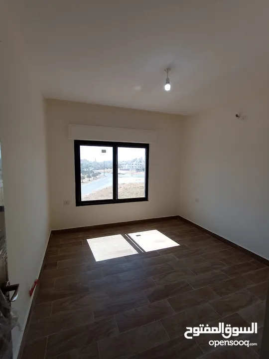 شقة جديدة ثالث مع روف دوبلكس مساحة البناء 183+61 م2 تراس للبيع في عمان منطقة شفابدران
