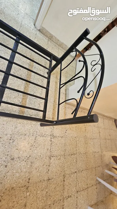 سرير حديد مفرد للبيع بحالة جيدة جدا في الزرقاء