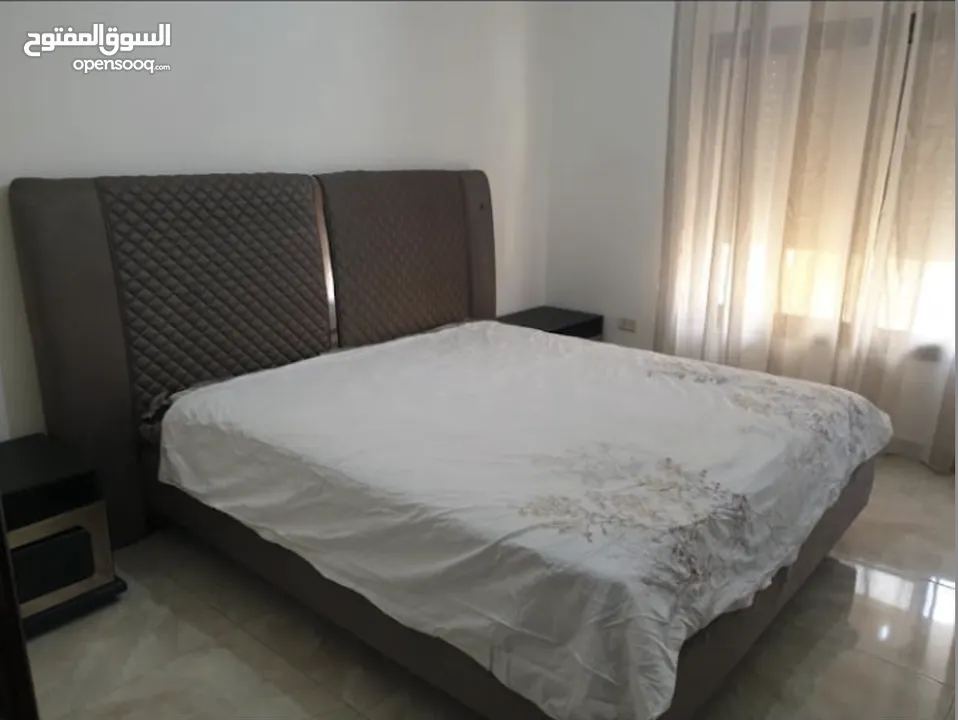 مكتب فاخر وطاولة اجتماعات وطقم غرفة نوم بحالة ممتازة للبيع