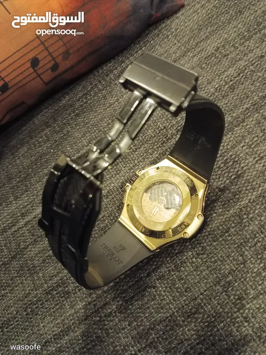 ساعه هوبلت Hublot توماتيك كستك ربر مطاط بكلت عدادات شغاله كلها ماكينه سويسري