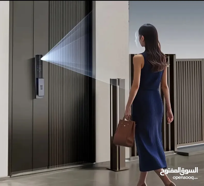 قفل باب مع شاشة افضل نوعية يعمل على البصمة والتعرف على الوجة ويعمل على الكرت والرقم السري والمفتاح