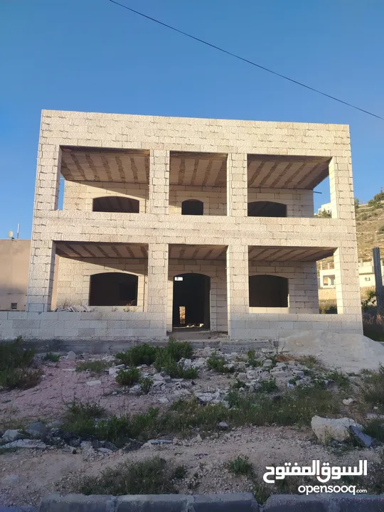 منزل عظم المغاريب واجهة حجر ثلاث طوابق