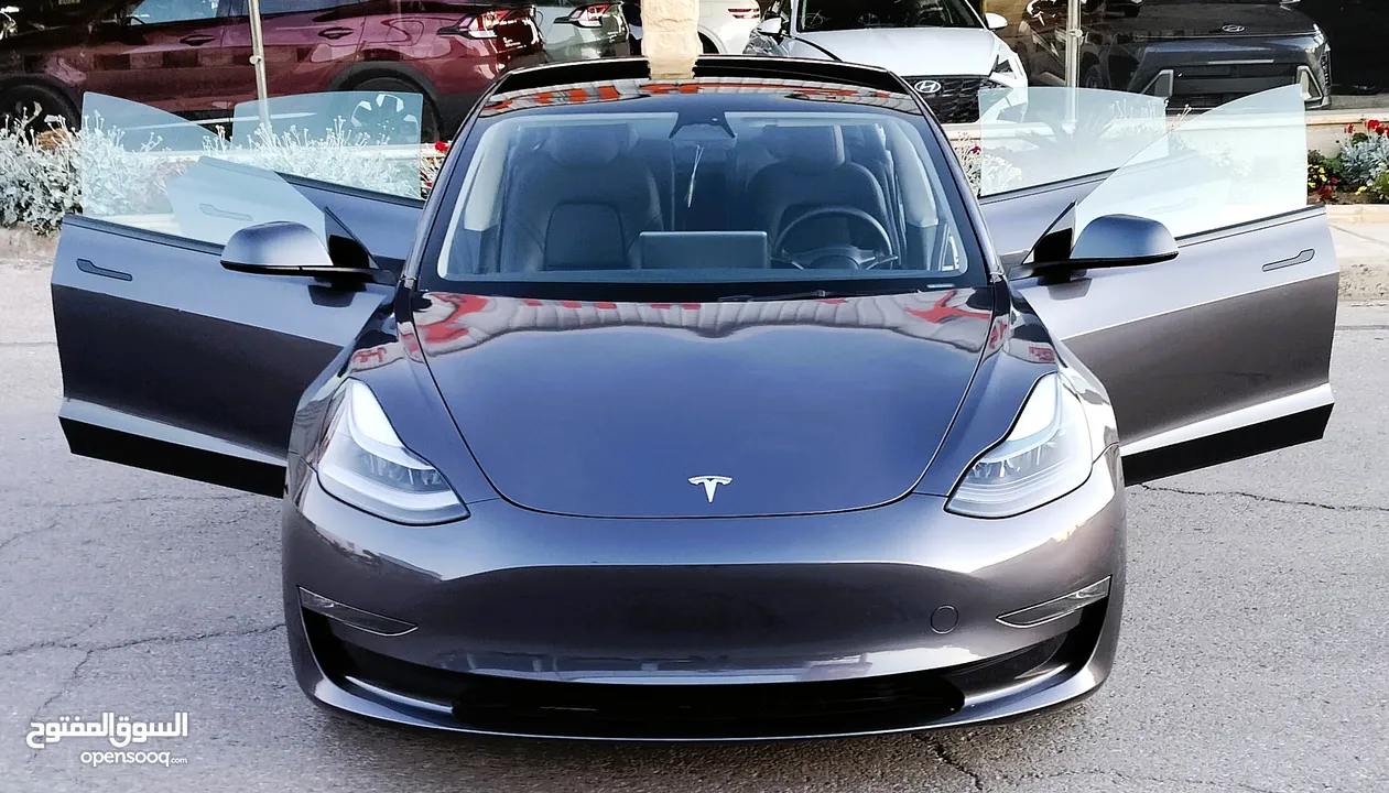 تيسلا 2023 MODEL 3 فحص كامل B+ auto score بحالة الوكالة لون فيراني مميز ممشى قليل بسعر لقطة ومحروووق