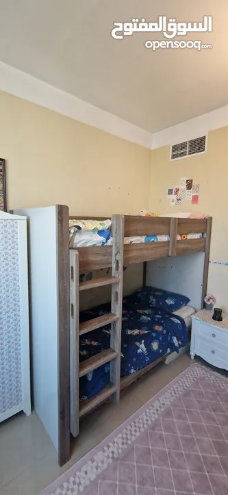 غرفة نوم أطفال  سرير طابقين بدون مرتبة وكومودينة وشوفونيرة وخزانة ملابس كبيرة وستائر220×100وصوفا