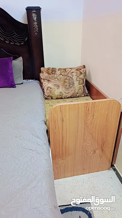 سرير اطفال مستعمل مع فرشته بحالة جيدة