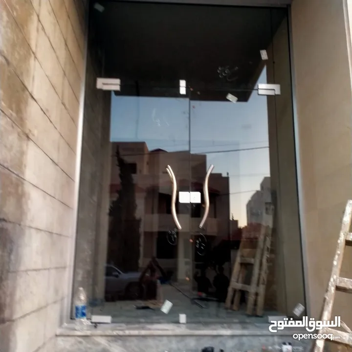 تركيب السيكوريت والمرايا وجميع أعمال الزجاج والألمنيوم بجودة عالية"