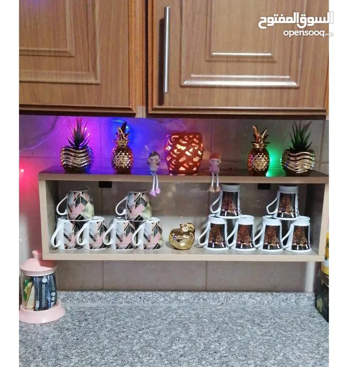 رفوف خشب شاشه ومطبخ وحمام وديكور حائط وستاند مكياج وجلاتين وغيره