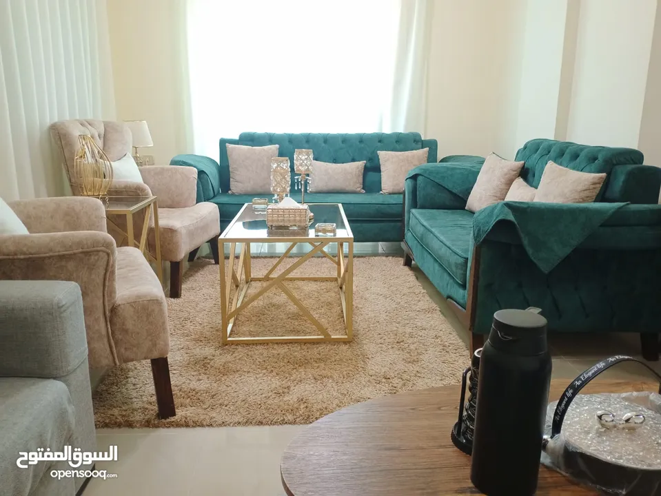 طقم كنب مستعمل بحاله جيده جدا للبيع  مع طقم طاولات ثلاث قطع