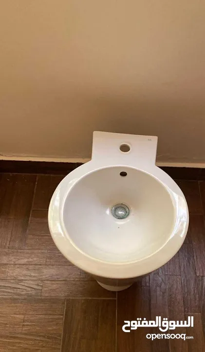 مراحيض عدد 2  وشطافه   ومغاسل عدد 2 وجاكوزي