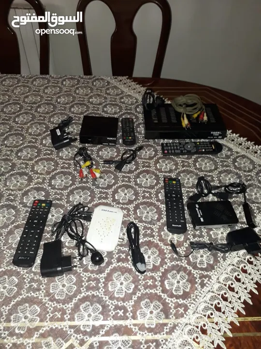 اربع رسيفرات 35دينار والواحد 10دنانيرماركات مع 4 ريموتات مشكلين مع 9 وصلات اضافيه تفاصيل بالداخل