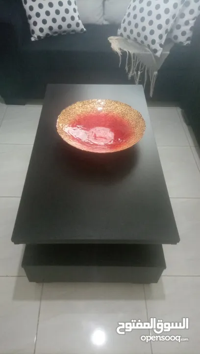 طقم كنب اسود مرتب شبه جديد للبيع
