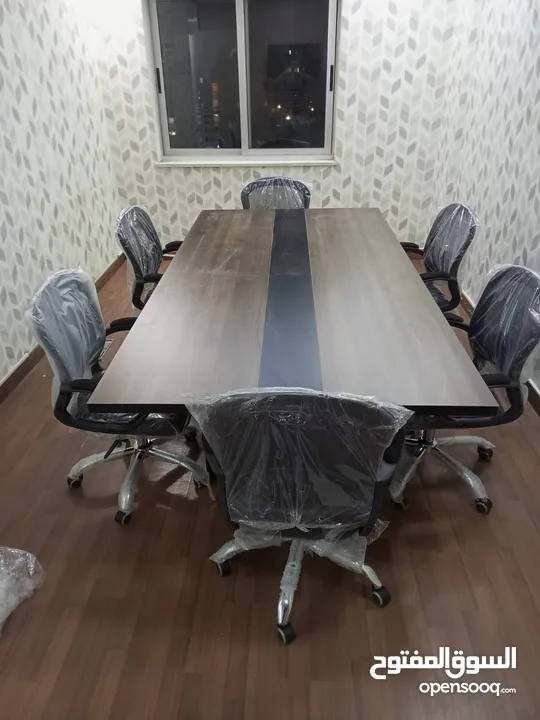 طاولة  اجتماعات  قياس مترين متوفر بعدة الوان