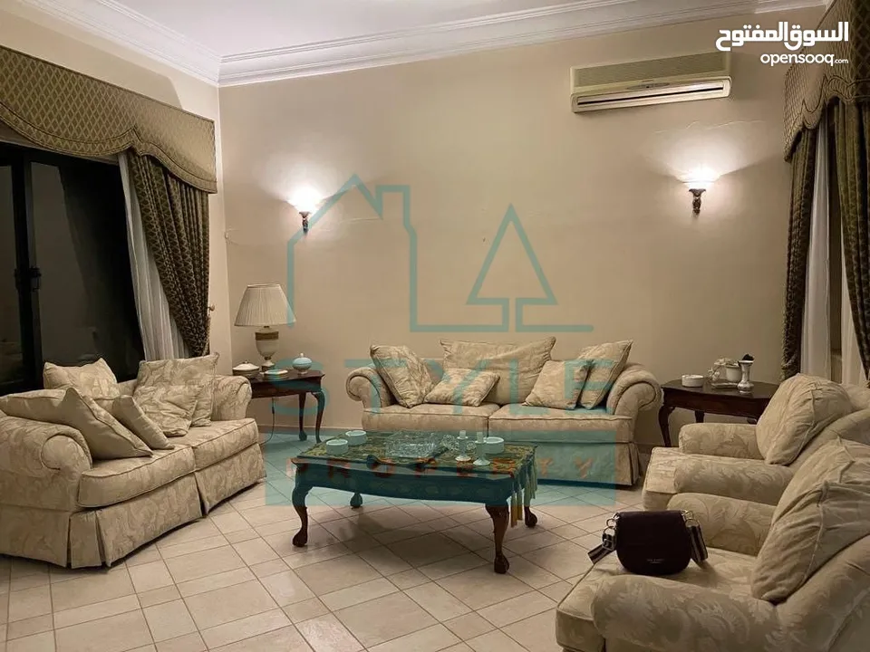شقة مفروشة طابقية ارضية في شارع مكة للايجار مساحة الشقة 340 متر مربع.