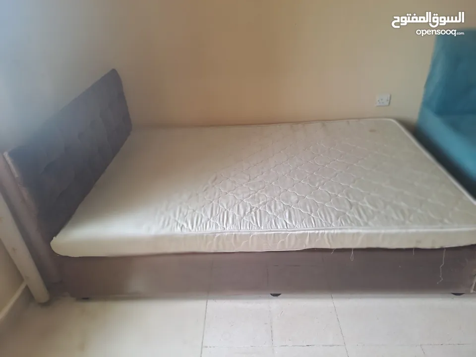 سرير مستعمل للبيع
