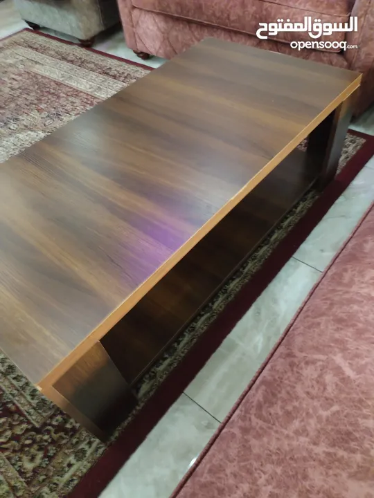طاولة وسط مع طربيزات خدمة