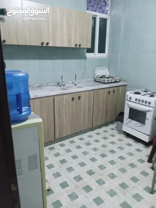 شقه مفروشه  طابق ارضي  بالزرقاء جبل طارق   قريبة من الخدمات