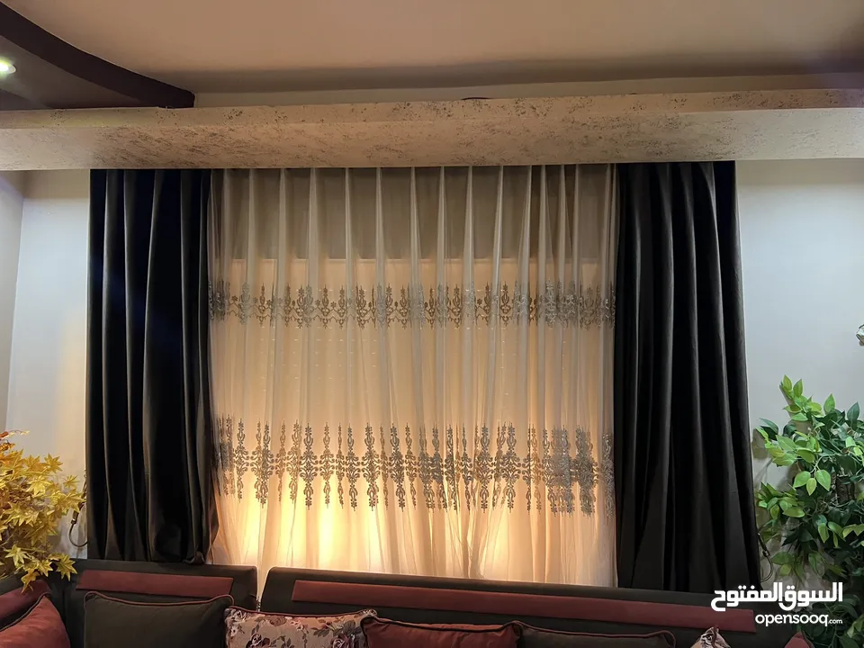 برداي مع طاولة خشب مع مكنسة كهربا تركية