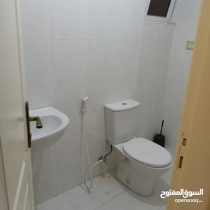 شقه مميزة نضيفه جدا فاخره بمنطقة ام السماق+ مساحه 220 متر - موقع مميز جدا