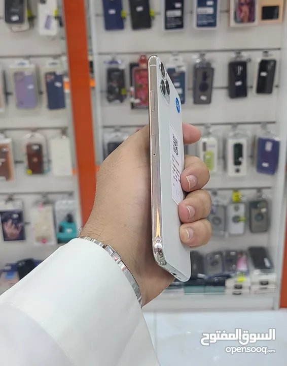 عرض خااص : iPhone 11pro max 256GB هواتف نظيفة جدا بحالة الوكالة مع كراتينها