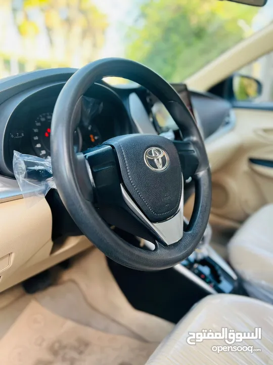 تويوتا يارس 2019   ماتور 1500cc بسعر 11500 دينار  الشكل الجديد فحص كامل 7 جيد بدون ملاحظات او قصعات