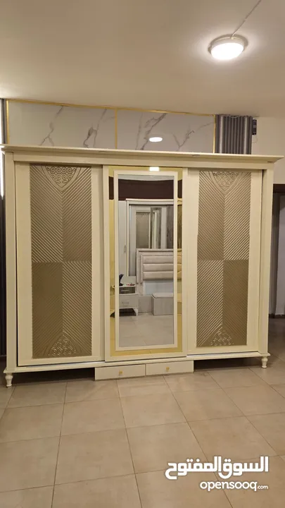 غرفة نوم  بحالة الوكالة  استعمال خفيف لا يذكر  خشب  لاتية (18)  تصميم أنيق وعصري