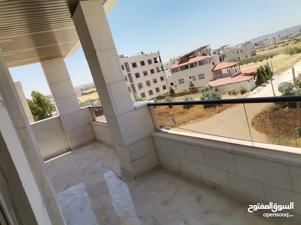 شقه فخمه طابق ارضي205م مدخل خاص وكراج وساحه للبيع على شارع البترا شرق اربد مول قراند