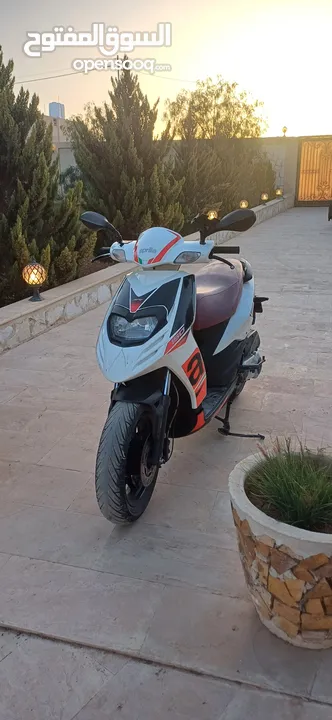 سكوتر بريليا للبيع مرخص لغاية شهر 2 للبيع بسبب عدم اتفرغ  بسعر 700 بحالة الوكاله  لون ابيض خالي من
