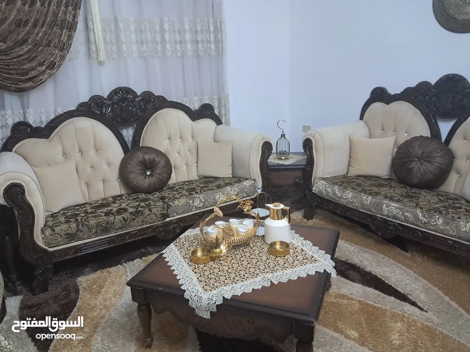 طقم كنب 7 مقاعد شبه جديد، خشب ممتاز مع طاولات للبيع