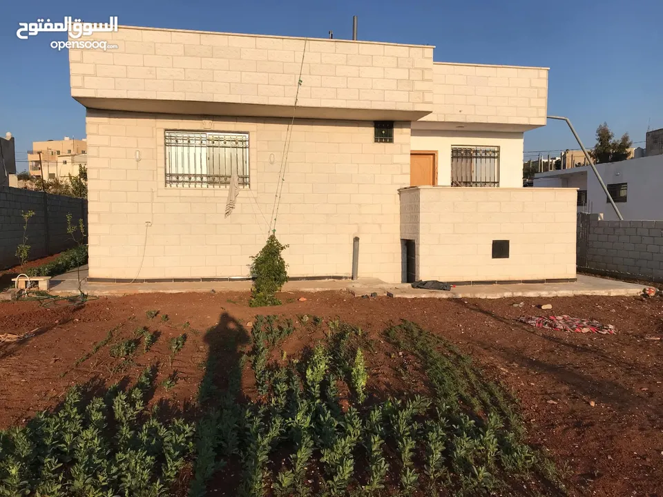 منزل مستقل شبه فيلا اربع واجهات حجر قريب من الشارع الرئيسي