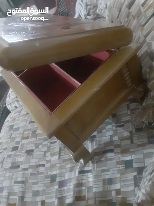 صندوق خشبي مدهون لامع رائع للمجوهرات والأشياء الثمينه .صندوق ثقيل  ومرتب