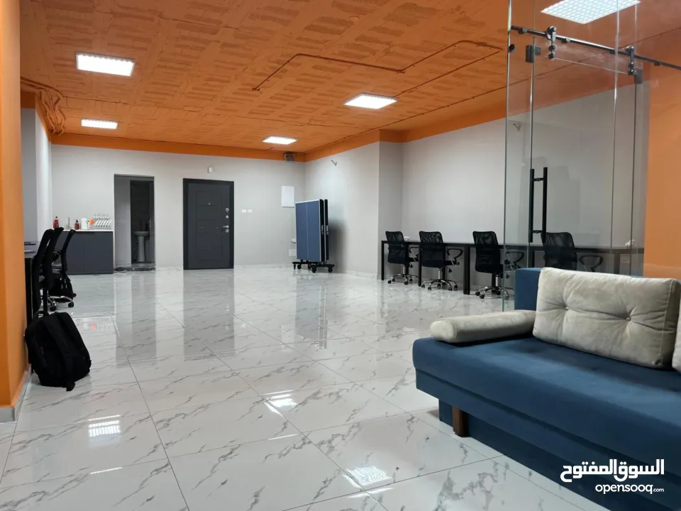 مكتب تشطيب سوبر مفروش مع الاثاث منطقه. حيويه اطلاله. وسط رفيديا واصل الماء والكهر،باء تسليم فوري